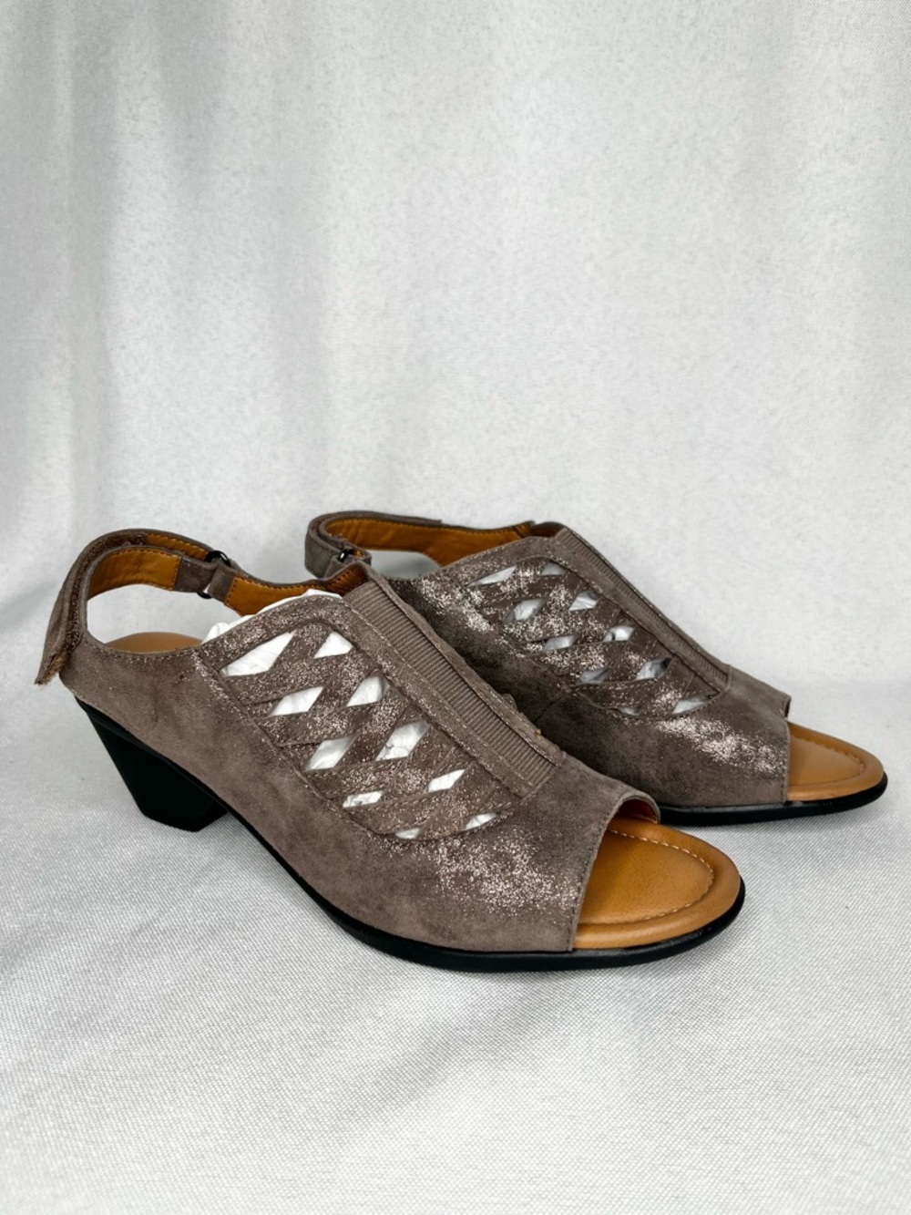 NWOT Comfortiva Leather Sandals 7.5 Taupe Cutout Slingback Low Heel